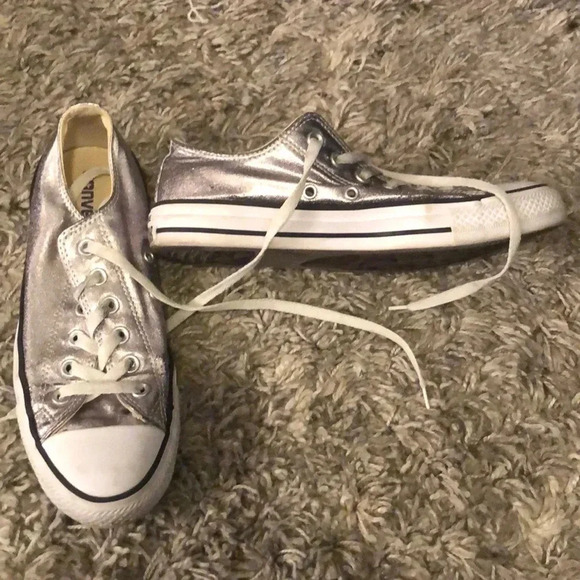 Converse low top sneakers in silver - women sz 8 / men sz 6 - Picture 1 of 9